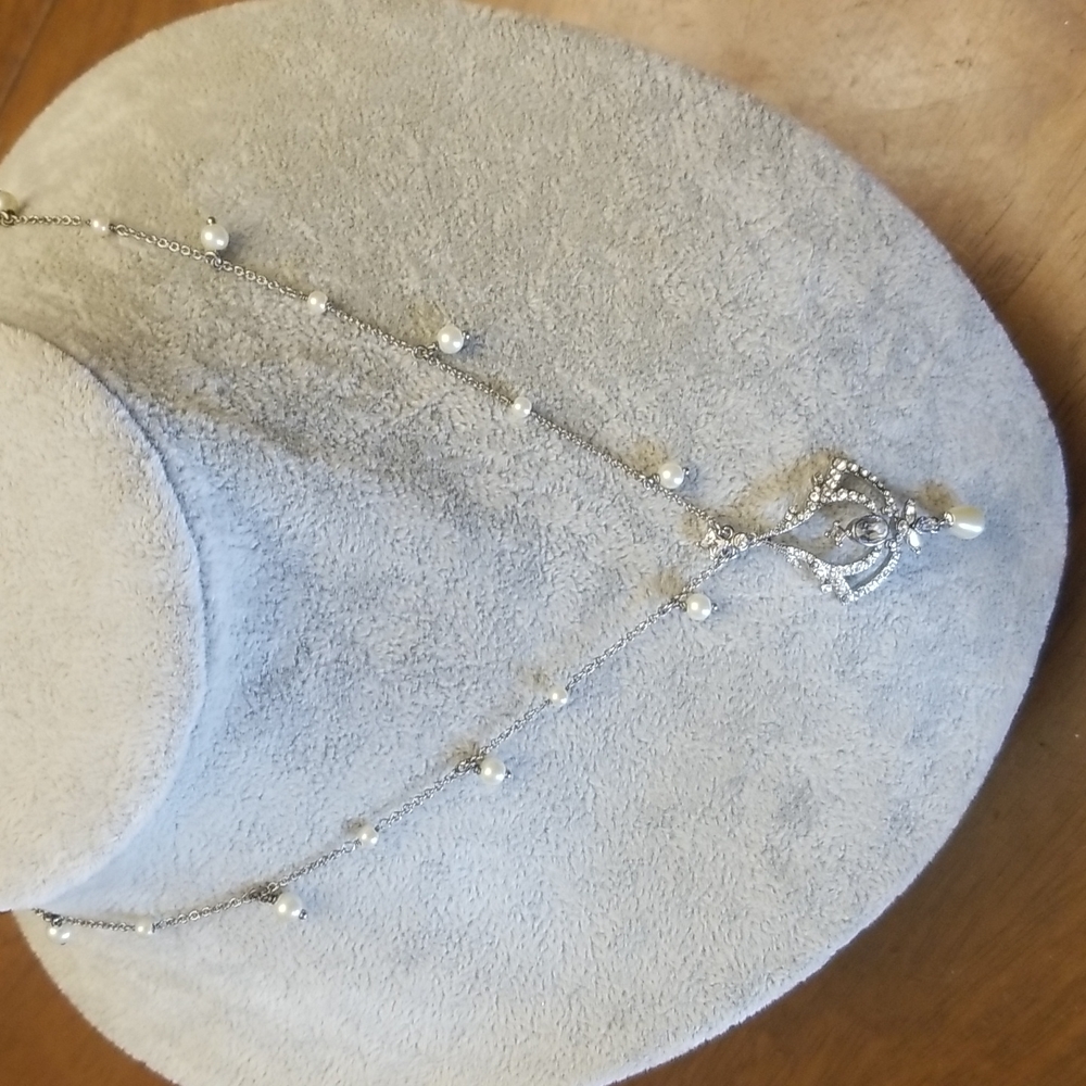 PARTICULARLY NOTICABLE❣️ Carolee silver, pearl, and crystal necklace - Picture 3 of 8